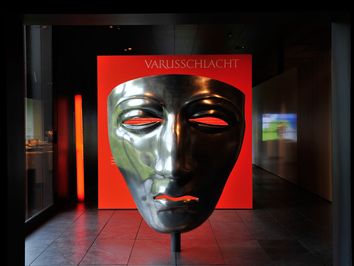 Die überdimensionierte Reitermaske am Eingang der Dauerausstellung.