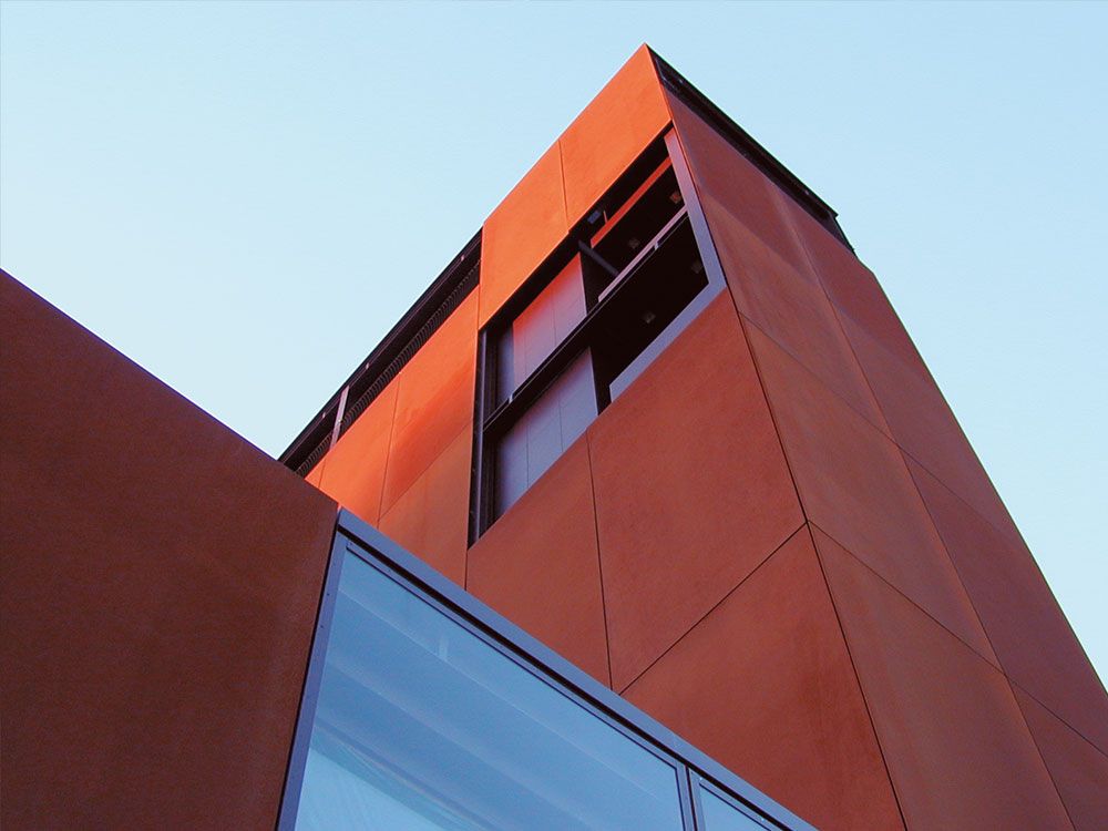 Der rostrote Museumsturm reckt sich gen Himmel.